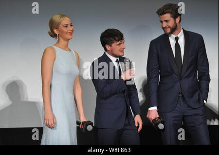 (De gauche) actrice américaine Jennifer Lawrence, l'acteur Josh Hutcherson et l'acteur australien Liam Hemsworth assister à une première mondiale de leur film 'La Faim Banque D'Images