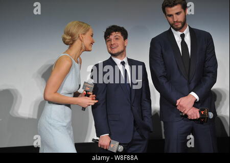 (De gauche) actrice américaine Jennifer Lawrence, l'acteur Josh Hutcherson et l'acteur australien Liam Hemsworth assister à une première mondiale de leur film 'La Faim Banque D'Images