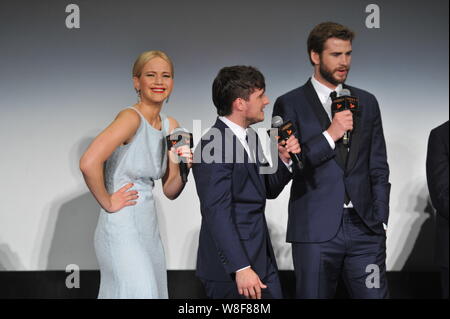 (De gauche) actrice américaine Jennifer Lawrence, l'acteur Josh Hutcherson et l'acteur australien Liam Hemsworth assister à une première mondiale de leur film 'La Faim Banque D'Images