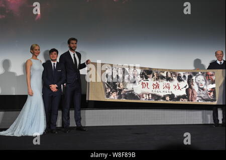 (De gauche) actrice américaine Jennifer Lawrence, l'acteur Josh Hutcherson et l'acteur australien Liam Hemsworth posent au cours de la première de leur film "L'H Banque D'Images