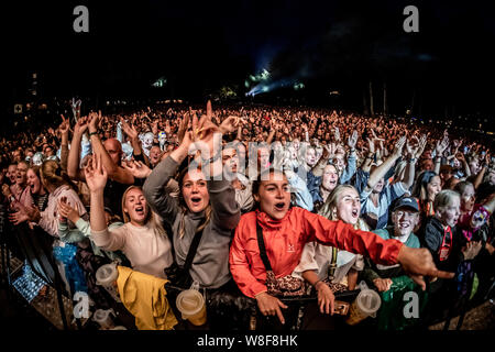 Skanderborg au Danemark. Le 08 août, 2019. Festivaliers assistent à un concert live avec le groupe danois Lukas Graham durant la fête de la musique SmukFest danoise 2019 à Skanderborg. (Photo crédit : Gonzales Photo/Alamy Live News Banque D'Images