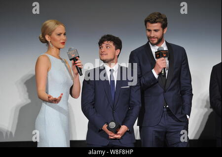 (De gauche) actrice américaine Jennifer Lawrence, l'acteur Josh Hutcherson et l'acteur australien Liam Hemsworth assister à une première mondiale de leur film 'La Faim Banque D'Images