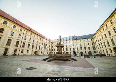 Prague, République tchèque - Le 23 juillet 2019 : Fontaine à la cathédrale Saint-Guy à Prague complexes Banque D'Images