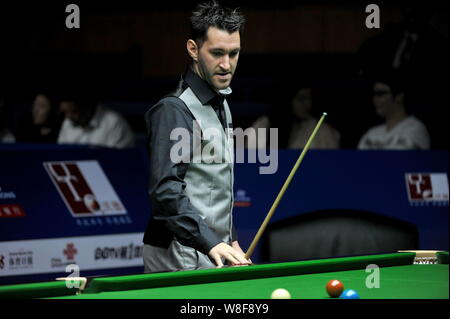 Tom Ford de l'Angleterre considère un tir contre Mark Williams de Galles au cours de leur premier match de la World Snooker 2015 Masters de Shanghai à Shan Banque D'Images