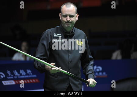 Mark Williams de galles réagit comme il le considère un tir contre Tom Ford de l'Angleterre au cours de leur premier match de la World Snooker 2015 Mas de Shanghai Banque D'Images