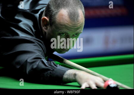 Mark Williams de galles joue un coup contre Tom Ford de l'Angleterre au cours de leur premier match de la World Snooker 2015 Masters de Shanghai, Shanghai Banque D'Images