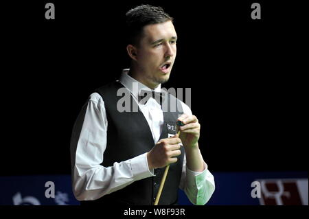 Kyren Wilson de l'Angleterre réagit comme il le considère un tir contre Joe Perry de l'Angleterre au cours de leur premier match de la World Snooker 2015 Shanghai M Banque D'Images