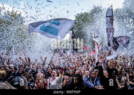 Skanderborg au Danemark. Le 08 août, 2019. Festivaliers assistent à un concert live avec le groupe américain Thirty Seconds to Mars pendant la fête de la musique SmukFest danoise 2019 à Skanderborg. (Photo crédit : Gonzales Photo/Alamy Live News Banque D'Images