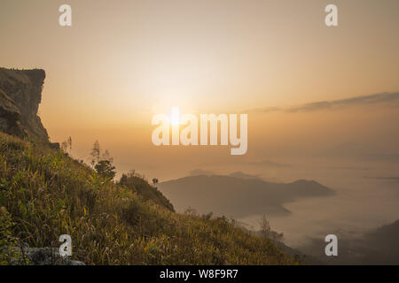 Scène lever du soleil avec le pic de montagne et nuages à Phu chi fa dans Chiangrai, Thaïlande Banque D'Images