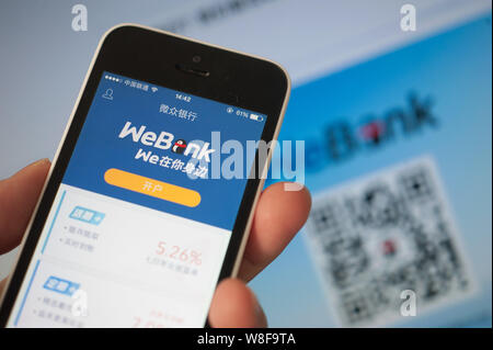 --FILE--un résident chinois local utilise l'application mobile de la banque en ligne chinois de WeBank sur son smartphone à Beijing, Chine, 14 août 2015. WeBank, t Banque D'Images