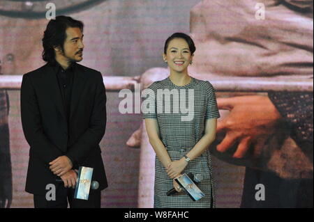 L'actrice chinoise Zhang Ziyi, droite, Taiwanese-Japanese l'acteur et chanteur Takeshi Kaneshiro posent lors d'une conférence de presse pour son nouveau film 'La Traversée Banque D'Images