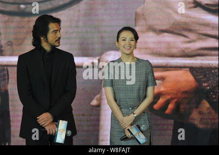 L'actrice chinoise Zhang Ziyi, droite, Taiwanese-Japanese l'acteur et chanteur Takeshi Kaneshiro posent lors d'une conférence de presse pour son nouveau film 'La Traversée Banque D'Images