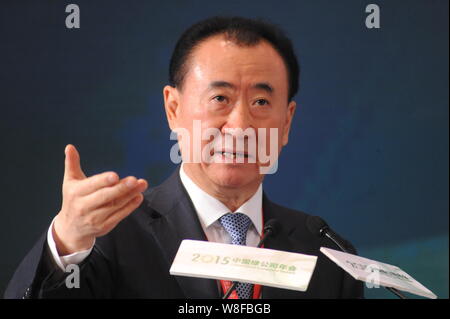 --FILE--Wang Jianlin, Président de Wanda Group, prononce le discours au Sommet 2015 Chine entreprises vertes à Shenyang, ville du nord-est de la Chine Liao Banque D'Images