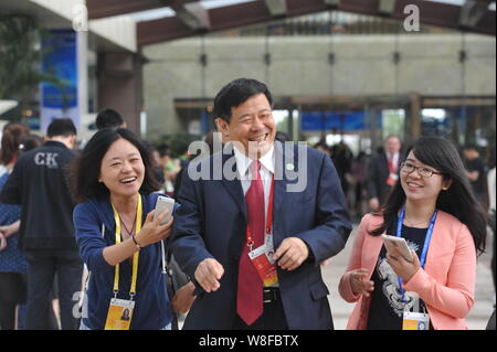 Zhu Guangyao, le Sous-ministre des Finances, centre, arrive pour la cérémonie d'ouverture de le Forum de Boao pour l'Asie Conférence annuelle 2015 dans Qiongh Banque D'Images