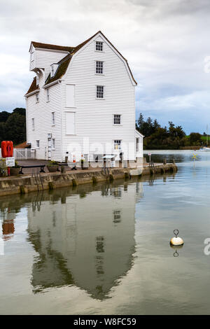 Moulin à marée de Woodbridge de Woodbridge, Suffolk, sur les rives de la rivière Deben, Angleterre. Un exemple rare d'un moulin à marée ont été la roue de l'eau tourne toujours Banque D'Images