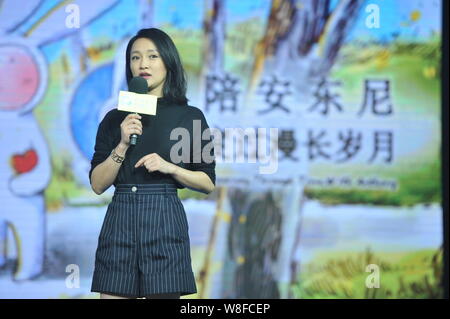 Producteur de films chinois Zhou Xun assiste à une conférence de presse pour le nouveau film "Un voyage à travers le temps avec Anthony' produit par elle à Beijing, Chine, Banque D'Images