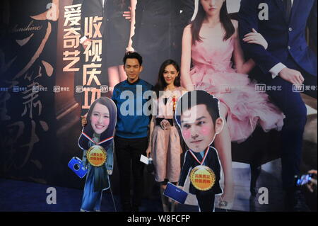 L'actrice chinoise Tang Yan, droite, et Hong Kong l'acteur Wallace Chung assister à une célébration partie pour leur plat série 'My Sunshine' à Beijing, Chine, 29 Banque D'Images