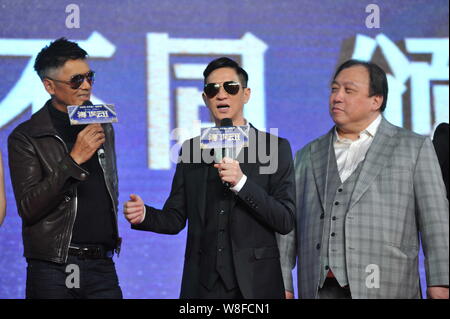(De gauche) Hong Kong l'acteur Chow Yun-fat, Hong Kong acteur Nick Cheung et directeur de Hong Kong Wong Jing assister à une conférence de presse pour leur film 'à partir de Banque D'Images