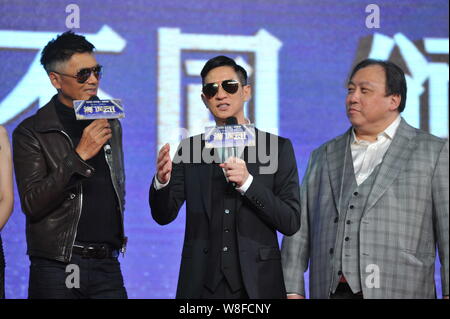 (De gauche) Hong Kong l'acteur Chow Yun-fat, Hong Kong acteur Nick Cheung et directeur de Hong Kong Wong Jing assister à une conférence de presse pour leur film 'à partir de Banque D'Images