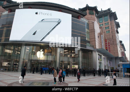 --FILE--une publicité pour les smartphones iPhone 6 est vu sur un écran dans un Apple store à Pékin, Chine, 17 octobre 2014. Les clients d'Apple a passé c Banque D'Images