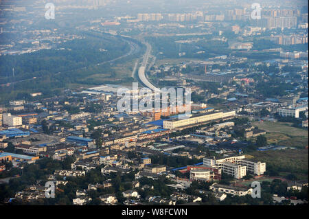 --FILE--View de grappes immeubles d'habitation dans la ville de Chengdu, dans le sud-ouest de la province chinoise du Sichuan, le 21 octobre 2014. La Chine a besoin de 10 nouveaux Banque D'Images