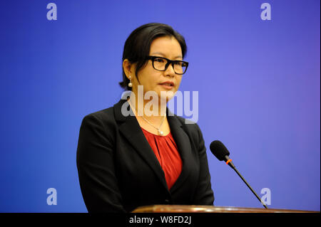 --FILE-Qunfei- Zhou, Présidente de Lens Technology, prononce un discours lors d'un événement pour célébrer la Journée internationale de la femme dans la ville de Changsha, central Banque D'Images