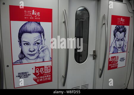 --FILE--Les petites annonces de site d'achat en ligne yhd.com, yihaodian.com, aussi connu sous le nom de sont vus à une rame de métro à Beijing, Chine, 15 juillet 2013. Banque D'Images