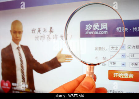 --FILE--un netizen chinois navigue sur le site de site de rencontres en ligne zhenai.com dans le comté de Yunyang, Chongqing, Chine, le 13 avril 2011. Internet de la Chine Banque D'Images