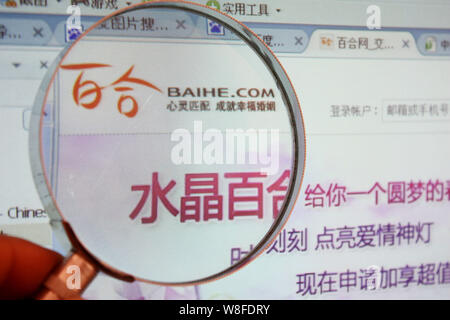 --FILE--un netizen chinois navigue sur le site de site de rencontres en ligne baihe.com à Yunyang comté, Chongqing, Chine, le 13 avril 2011. Internet de la Chine Banque D'Images