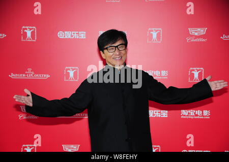 --FILE--Hong Kong star action Jackie Chan pose sur le tapis rouge pour la cérémonie d'ouverture du 18e Festival International du Film de Shanghai à Shangha Banque D'Images