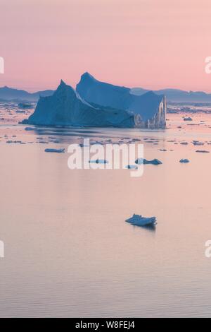 La nature et les paysages du Groenland ou l'Antarctique. Billet sur le bateau entre le CIEM. L'étude d'un phénomène de réchauffement de la CIEM et les icebergs. Banque D'Images