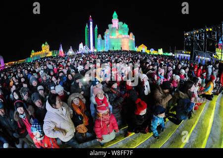 Foule de touristes à la 31e Harbin International Ice and Snow Festival à Harbin City, Heilongjiang province du nord-est de la Chine, le 5 janvier 2015. Le 3 Banque D'Images