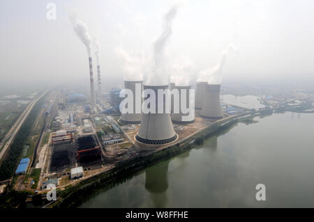 --FILE, la fumée et la vapeur sont rejetés par les cheminées et les tours de refroidissement à une centrale électrique au charbon dans la ville de Huainan, province de Anhui, Chine orientale, 27 A Banque D'Images