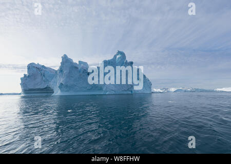 La nature et les paysages du Groenland ou l'Antarctique. Billet sur le bateau entre le CIEM. L'étude d'un phénomène de réchauffement de la CIEM et les icebergs. Banque D'Images