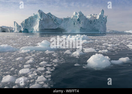 La nature et les paysages du Groenland ou l'Antarctique. Billet sur le bateau entre le CIEM. L'étude d'un phénomène de réchauffement de la CIEM et les icebergs. Banque D'Images