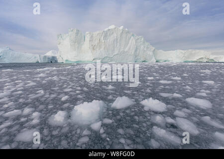 La nature et les paysages du Groenland ou l'Antarctique. Billet sur le bateau entre le CIEM. L'étude d'un phénomène de réchauffement de la CIEM et les icebergs. Banque D'Images