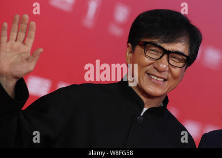 --FILE--Hong Kong star action Jackie Chan vagues sur le tapis rouge pour la cérémonie d'ouverture du 18e Festival International du Film de Shanghai à Shangha Banque D'Images