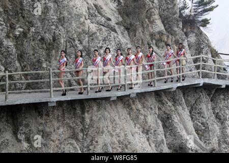 Modèles habillés en bikini à pied en talons hauts sur une promenade sur la falaise d'une montagne lors d'un concours de beauté dans Luanchuan county, le centre de la Chine Henan du Banque D'Images