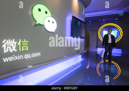 --FILE--un employé chinois passe devant un logo d'Weixin.com (Wechat) au siège de Tecent dans la ville de Shenzhen, au sud-est du Guangdong bauvin Banque D'Images