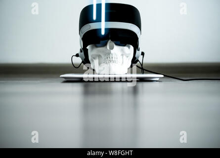 Crâne blanc sur le stand en casque VR. Concept numérique Banque D'Images