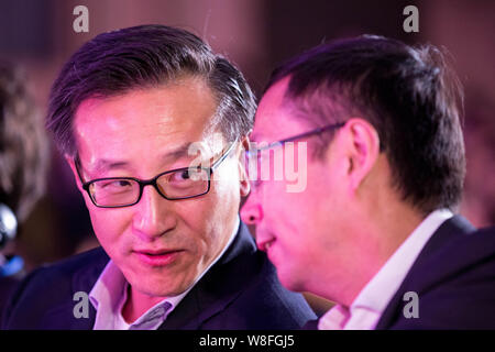 Joseph Tsai, gauche, co-fondateur et Vice-Président du Groupe d''Alibaba, parle avec Zhang Yong, directeur général d'Alibaba, lors de l'événement de lancement de la TMA 2015 Banque D'Images