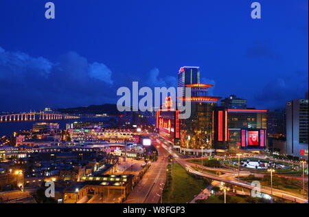 --FILE--Vue de nuit Sands Macao Casino, administré par le Las Vegas Sands Corporation, sur la bande de Cotai à Macao, Chine, 11 avril 2012. La Chine des sables bitumineux Banque D'Images