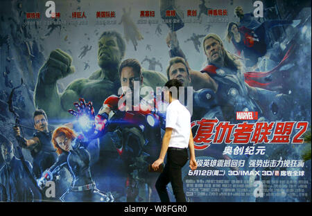 --FILE--A moviegoer passe devant une affiche pour le film Avengers : Uncanny X-Men" dans un cinéma à Yichang city, le centre de la Chine, la province du Hubei, 21 mai 20 Banque D'Images