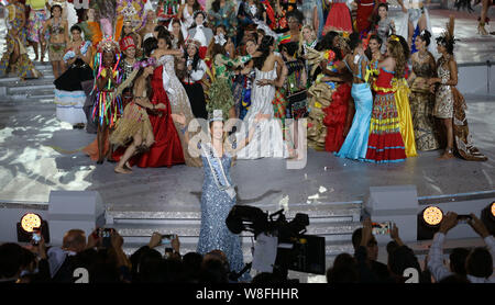 Miss Espagne, Mireia Lalaguna Royo, champion de l'élection de Miss Monde 2015 des vagues d'autres participants au cours de la 65e finale de Miss Monde à Sanya city, en Chin Banque D'Images