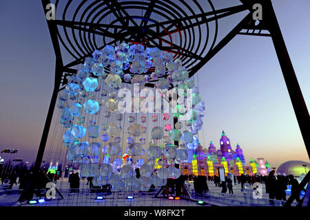 Les visiteurs regarder une sculpture de glace à la 31e Harbin International Ice and Snow Festival à Harbin City, Heilongjiang province du nord-est de la Chine, 5 Ja Banque D'Images