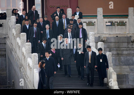 Le Prince William, duc de Cambridge, centre, visite le musée du palais, également connu sous le nom de la Cité Interdite, à Beijing, Chine, 2 mars 2015. Banque D'Images