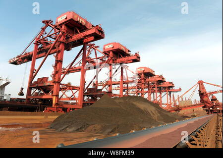 --FILE, le minerai de fer est transporté par un convoyeur à bande sur un quai du port de Shanghai dans Shanghai, la Chine de l'est la province de Shandong, 31 Janvier 20 Banque D'Images