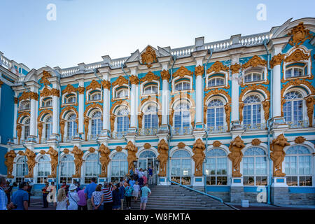 L'or, bleu et blanc de l'extérieur du palais de Catherine à Pouchkine, Saint-Pétersbourg, Russie le 22 juillet 2019 Banque D'Images