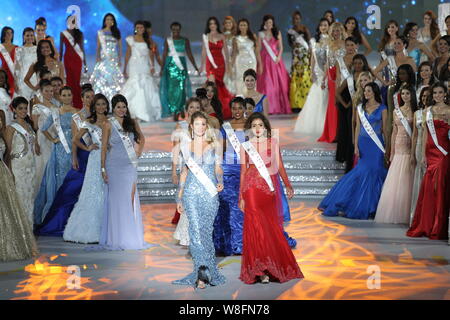 Les participants assistent à la 65e finale de Miss Monde dans la ville de Sanya, province de Hainan en Chine du sud, le 19 décembre 2015. Le finale de la Miss Monde 2015 cont Banque D'Images