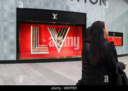 --FILE--piétons devant une Louis Vuitton (LV) boutique de LVMH Moet Hennessy Louis Vuitton SA à Fuzhou City, dans le sud-est de la province de Fujian, Chine Banque D'Images